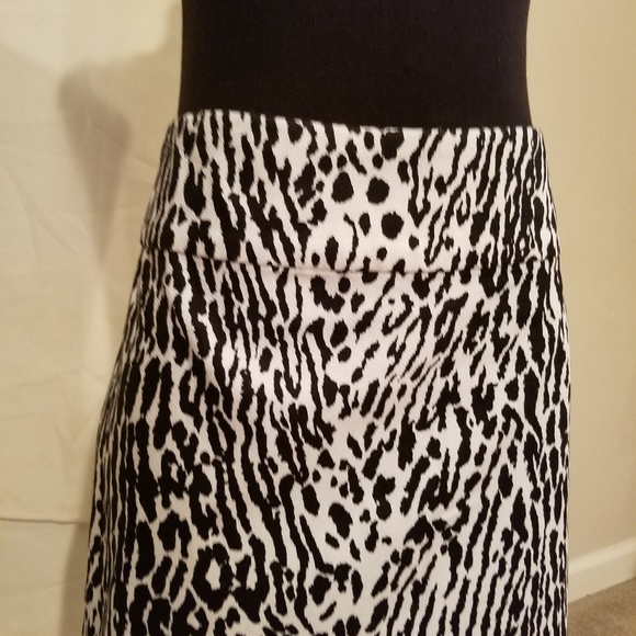 TALBOTS Woman's petite black and white animal print skirt Size 8P - Picture 2 of 7